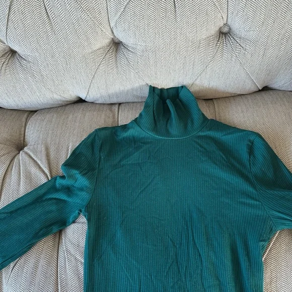Green Ribbed turtleneck - Picture 2 of 2